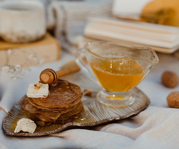 کره و عسل همراه نان و چای